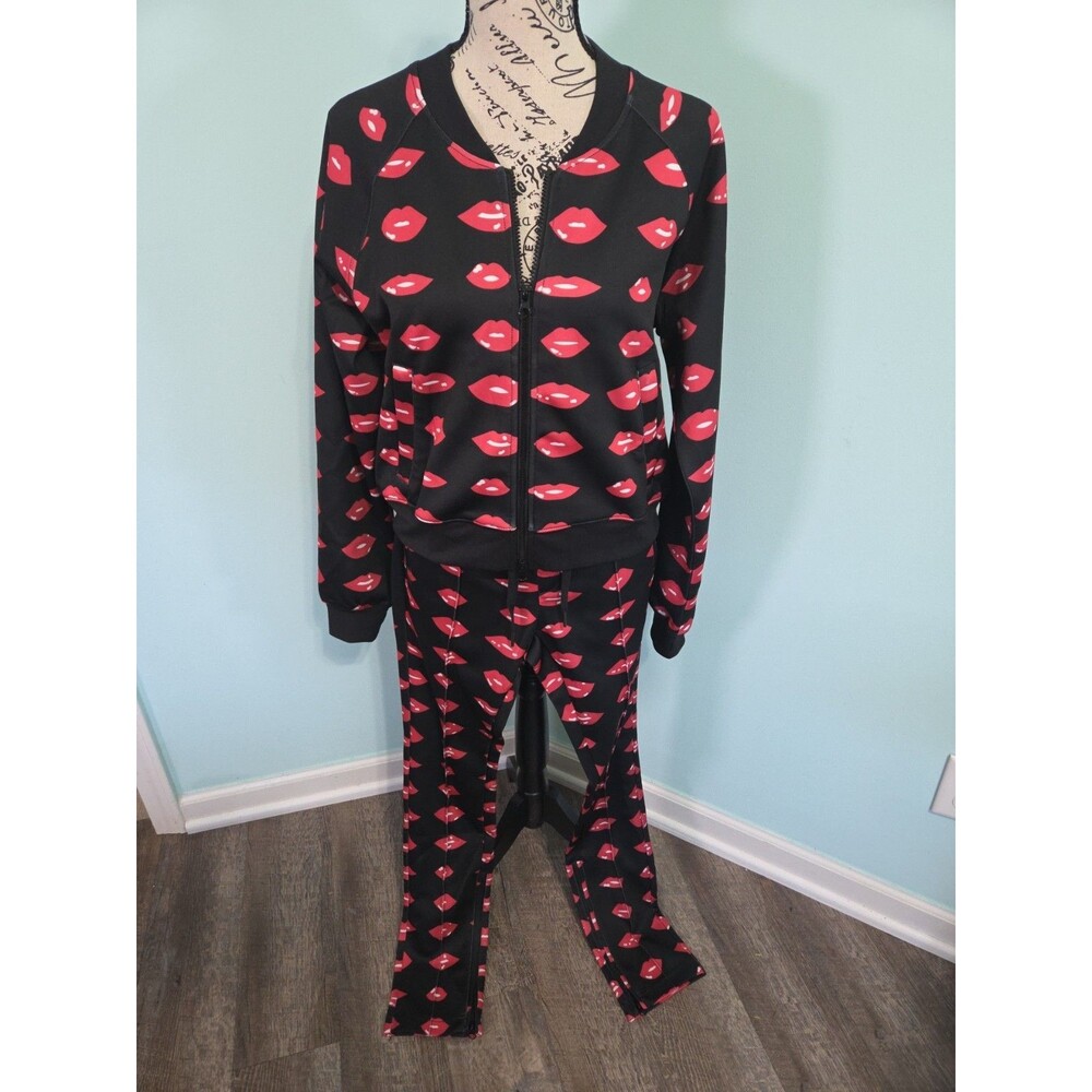 The set jogger set sweatshirt pants medium lips